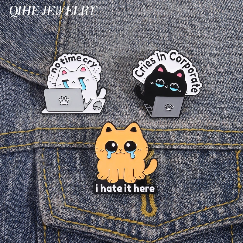 Süße Büroarbeit Katze Work Hard No Time Cry Emaille Pin Custom I Hate It Here Cries In Corporate Broschen Revers Abzeichen Schmuck Geschenk