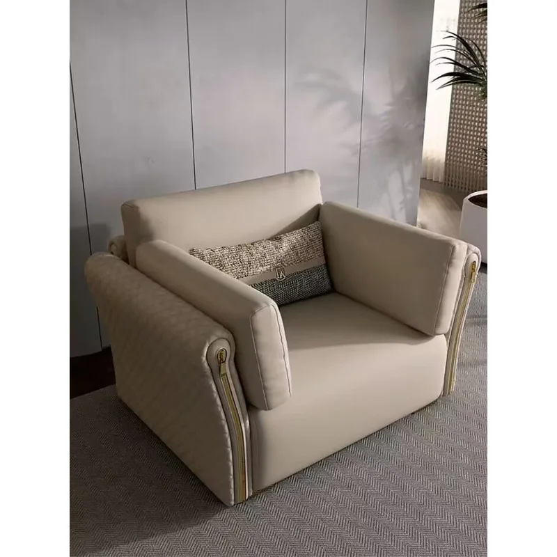 Sofá de cuero para varias personas.