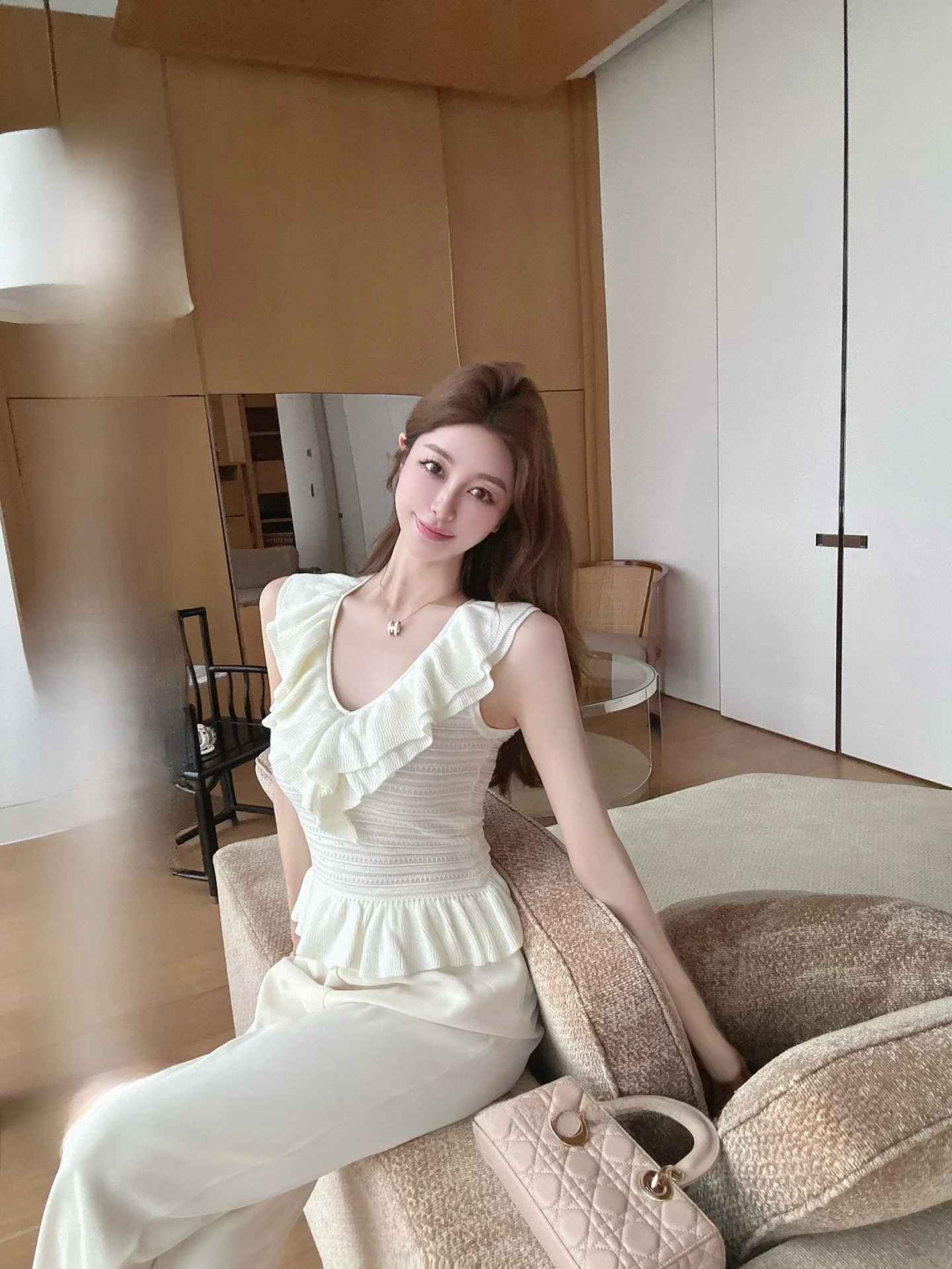 

Slimming V-Ne Knitted Vest Women's Summer 2025 New Sle Floral Versatile Top Faion Commute Single Piece Regular Length