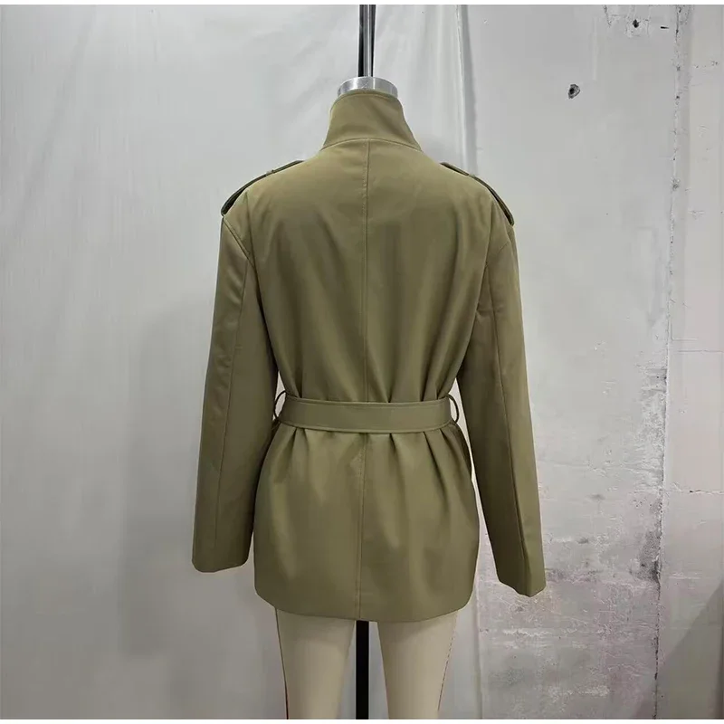 Schulter-Epauletten Langarm-Damen-Windbreaker mit schrägen Knöpfen, Stehkragen, Taillengürtel, für den urbanen Pendelverkehr – Detail 1