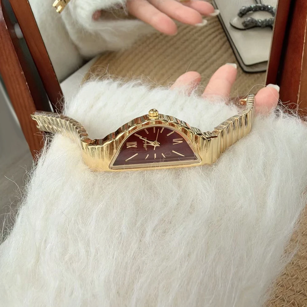 

Retro-Style Steel Bracelet Watch With Half-Moon Dial And Small Gold Bar Women'S Watch With A Touch Of Luxury And Sophistication.