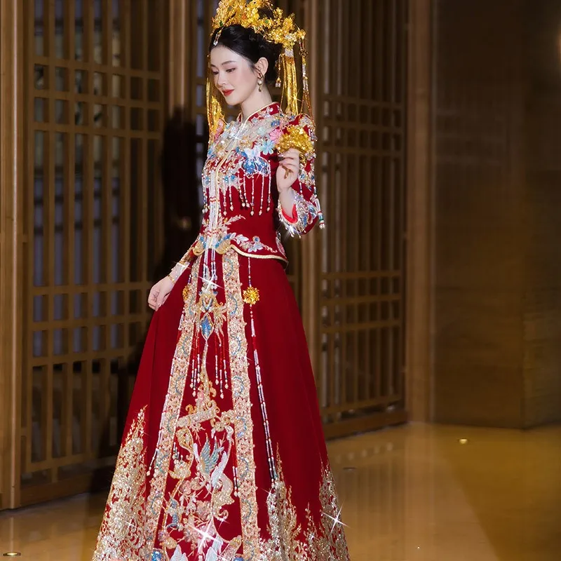 

Когда женщина выходит замуж, она надевает свадебное платье для невысоких женщин.