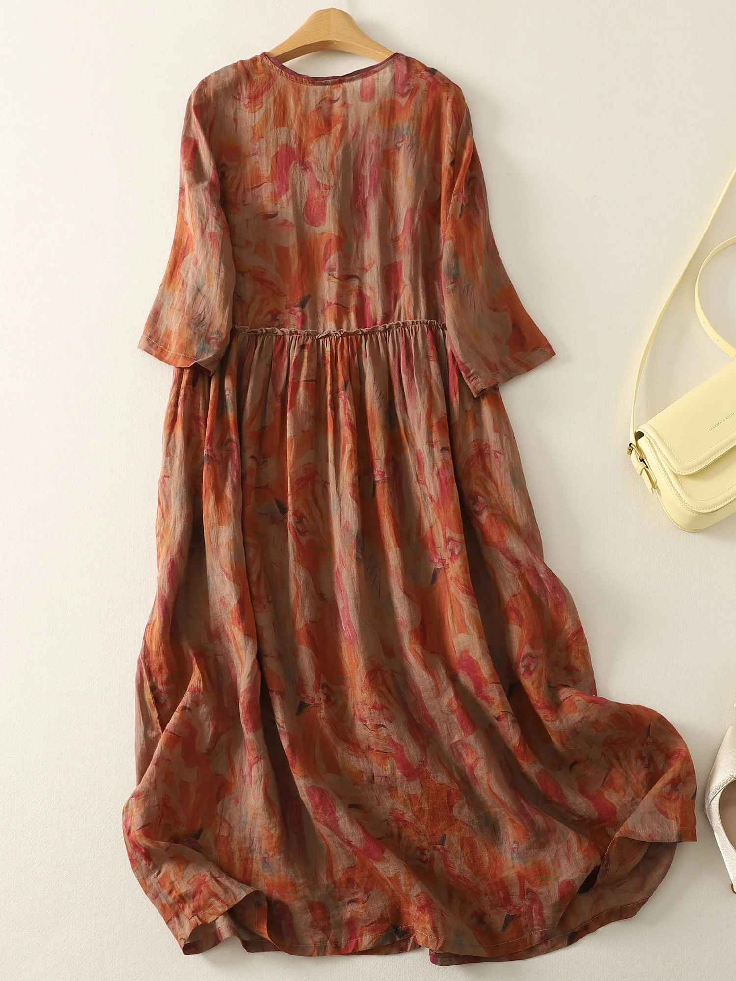 Długa lniana spódnica damska w retro kwiatowy wzór, z wysokim stanem, paskiem, pełna, rozkloszowana, z dekoltem w serek, regularna, w kształcie litery A.