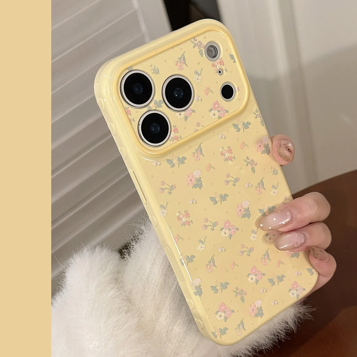 Warmtonige Cremefarbene Kleine Blumenmuster Handyhülle für iPhone 17 Pro Max 16 15 Plus 13 12 11 14 Stoßfeste Weiche Schutzhülle