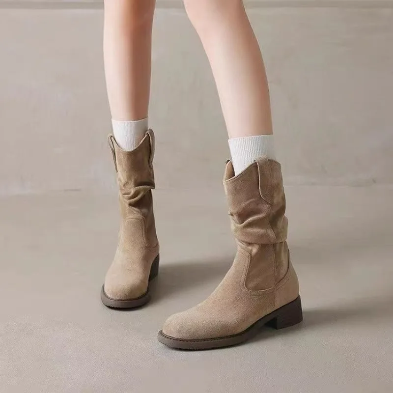 Damen-Westernstiefel, mittelhoch geschnitten, mit flachem Absatz und eckiger Zehenpartie. Obermaterial aus weichem Wildleder, gerafftes Schaftdesign. Vintage-Mode-Stiefel – Detail 3