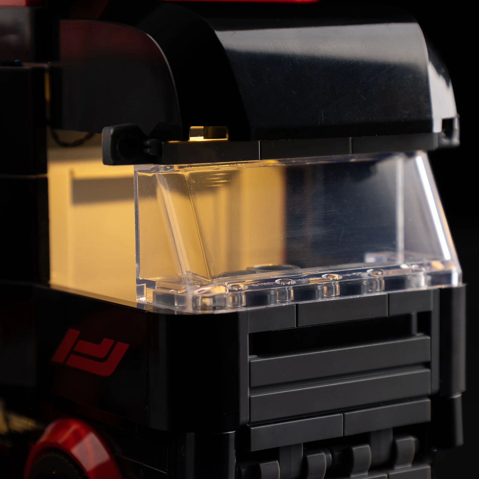 Kit de luces LED para F1 ®   Camión con RB20 y AMR24 F1 ®   El juego de juguetes modelo Cars 60445 no incluye bloques de construcción