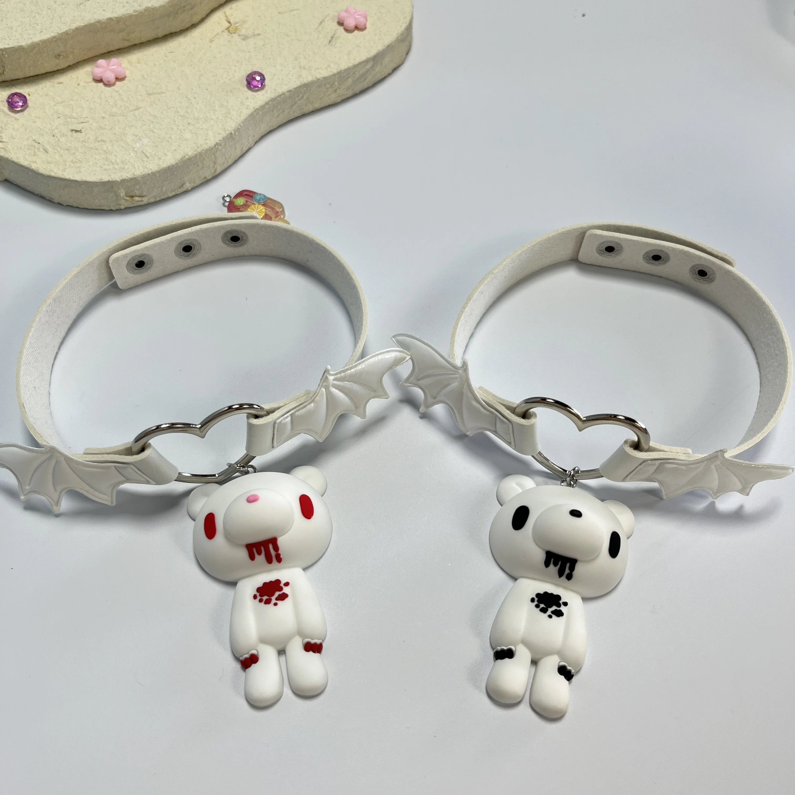 قلادة جناح الخفافيش البيضاء القوطية - ياقة جلدية مع قلادة الدب الدموي. مثالية لجماليات Alt-Goth، Punk. #4