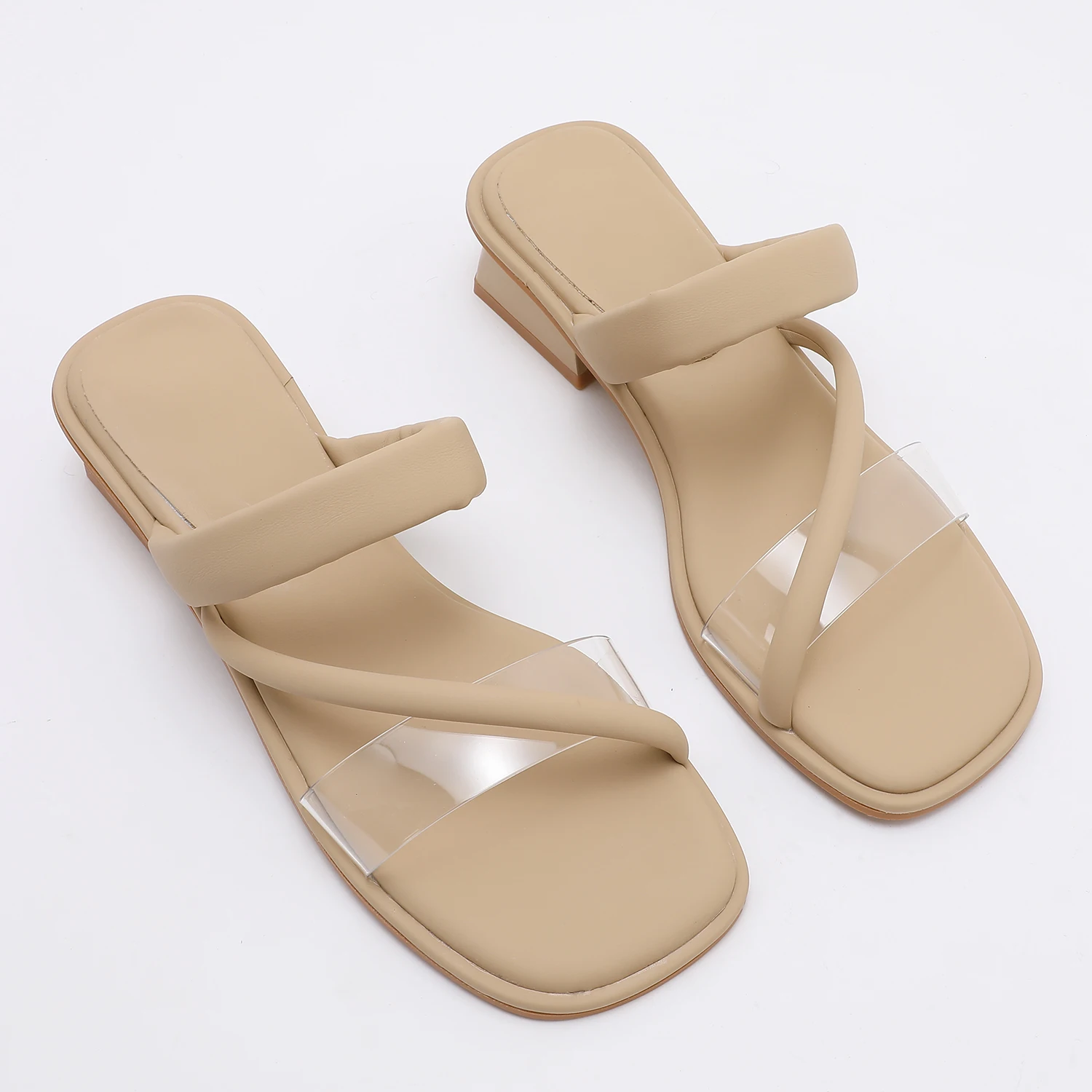 

Женские босоножки с квадратным носком, квадратным каблуком, тонкими бретелями, открытым носком и матовой отделкой.