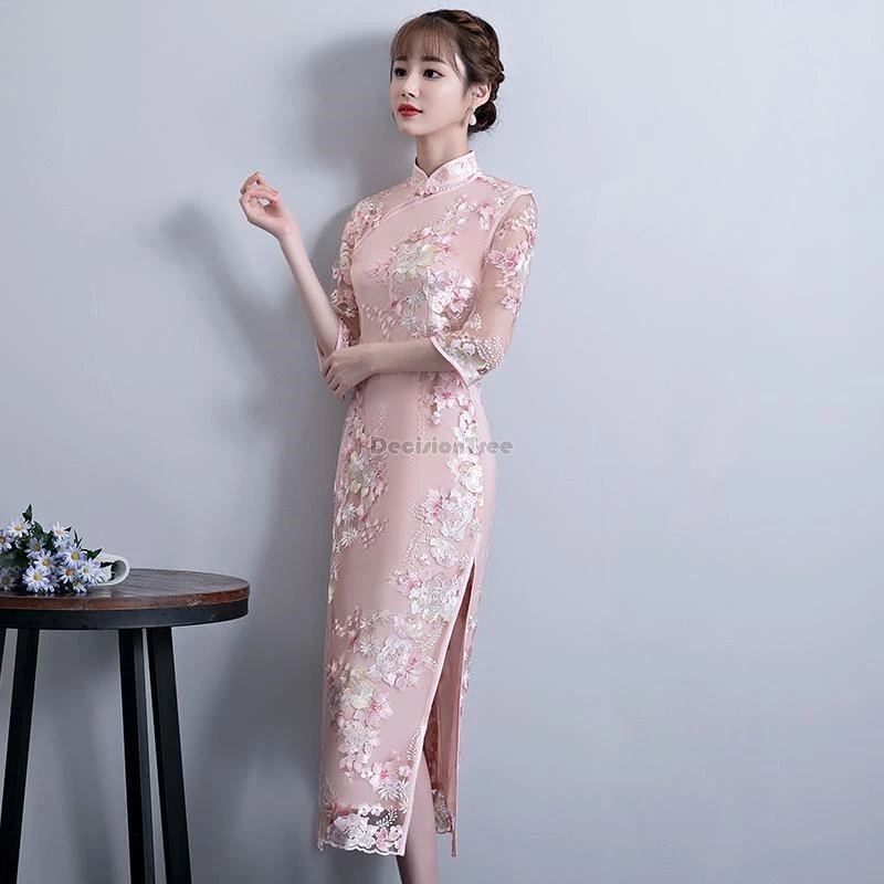 ชุดกี่เพ้าสไตล์จีนใหม่ปี 2025 ปักลายลูกไม้แบบเรียบง่าย ชุดเดรสแฟชั่นย้อนยุค แขนสั้น คอตั้ง ทรงเข้ารูป