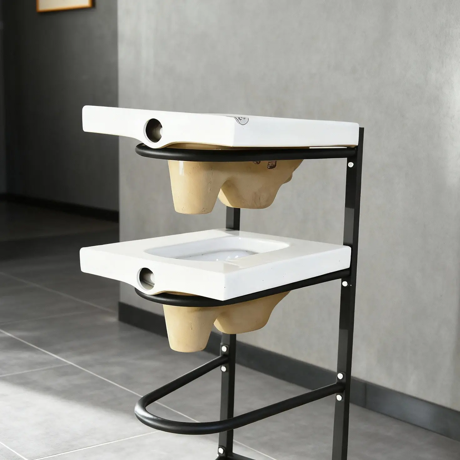 Metal squatting toilet display stand removable floor-to-ceiling ceramic bathroom toilet potty toilet squatting pit sample shelf