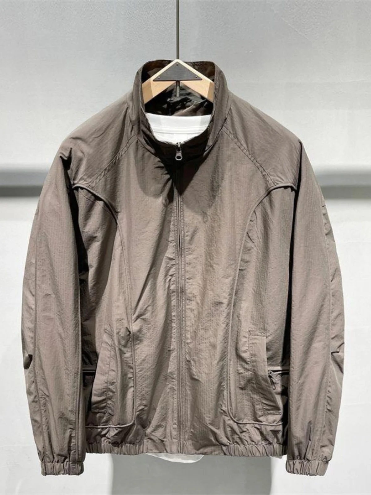 

Модная свободная мужская куртка 2024 года, трендовая однотонная верхняя одежда, молодежная, с длинными рукавами, на молнии, повседневная, стильная