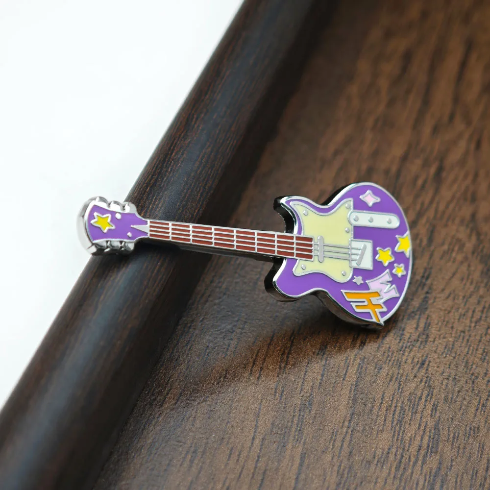 Hannah Montana Lila E-Gitarren-Emaille-Pin Sternmuster Metallbrosche Anstecknadel TV-Serien-Fan-Sammlerstück Musikliebhaber-Geschenk – Detail 7
