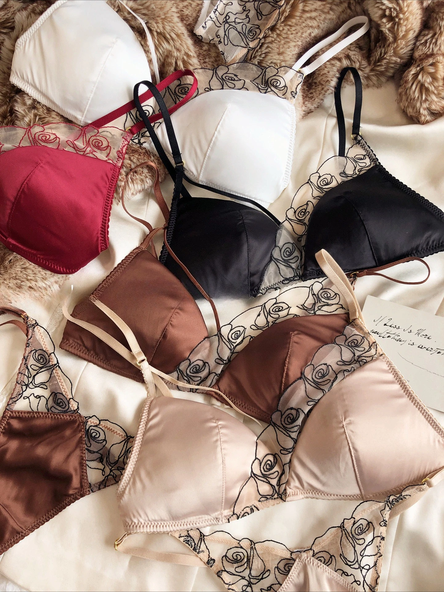 

Summer Women Underwear Sexy Lace Embroidery Bra Set French Thin Cup Silken Wireless Bralette Ladies Lingerie Briefs With Thong