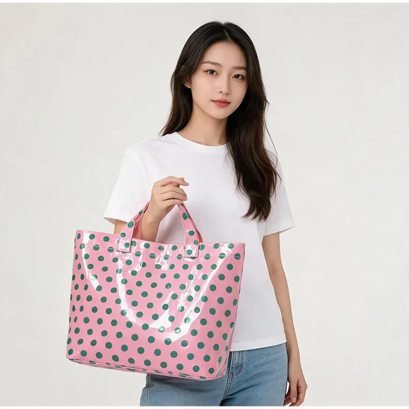 Damen-Tragetasche aus PVC mit Polka-Dot-Muster und Farbblockierung, klassische Retro-Mode-Schulterhandtasche, wasserdichte Reise-Aufbewahrungstasche mit großem Fassungsvermögen – Detail 6