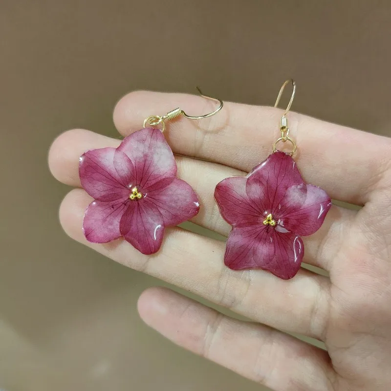 

Unique Pressed Flower Earrings Handmaking Epoxy Resin Natural Plant Jewelry Elegant Natural Hydrangea Flower Earrings Wholesale