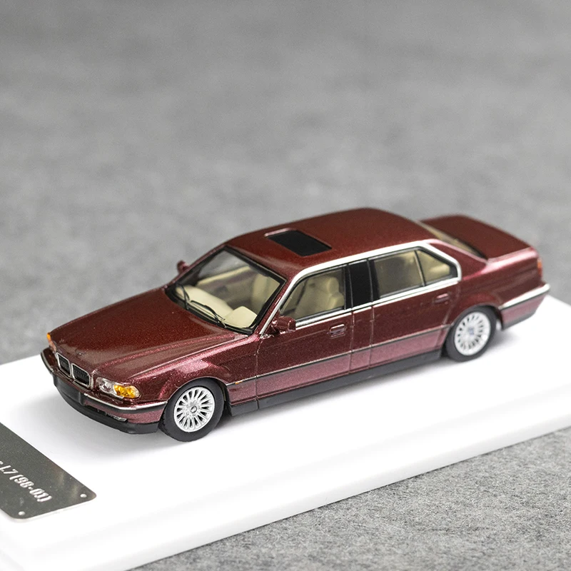 DCM 1:64 E38 Series L7 Front and back versions Alloy car model