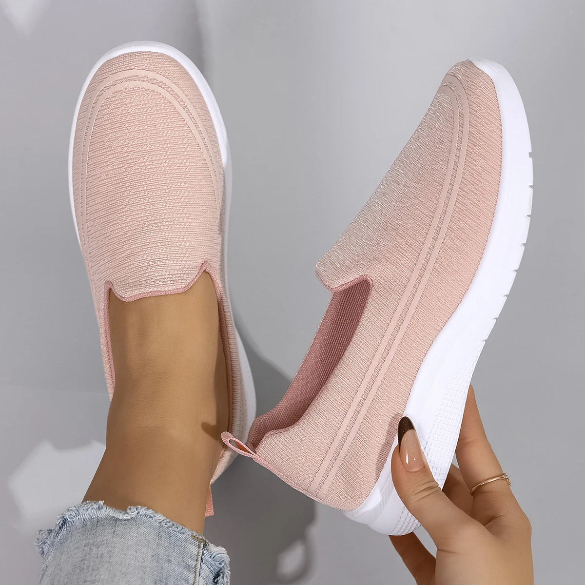 รองเท้าลําลองสตรีฤดูใบไม้ผลิที่สะดวกสบาย ระบายอากาศได้ น้ําหนักเบา และทนต่อการสึกหรอพร้อมพื้นรองเท้านุ่มสําหรับคนขี้เกียจในการเหยียบ