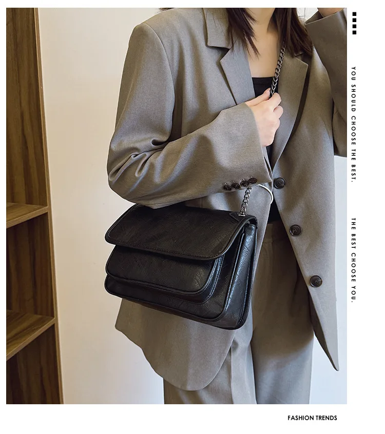 

​​2025 New Women's Mailman Bag - Large Capacity Chain Shoulder Bag, Retro Versatile Commuter Messenger Purse​​