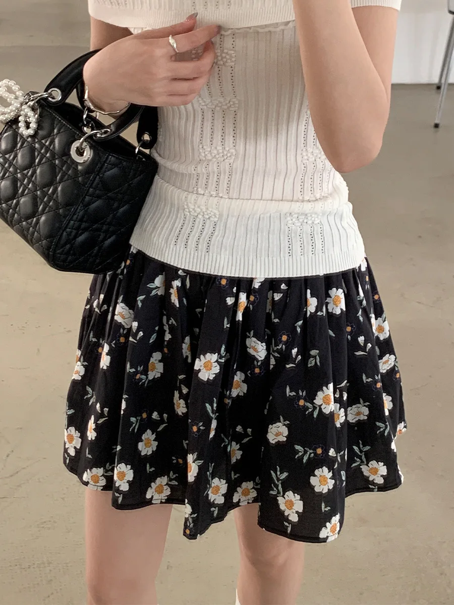 Franse stijl zwarte bloemen korte rok voor dames zomer 2025, nieuwe hoge taille A-lijn elastische taartrok, kleine halve rok