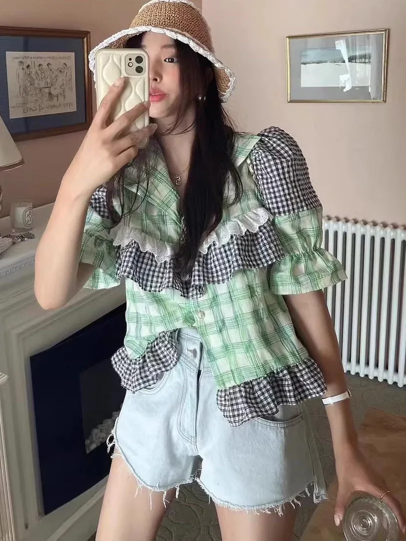 

Женская хлопковая рубашка в клетку с пышными рукавами, свободного кроя, с утягивающей талией и кружевной отделкой, весна 2026, модный тренд