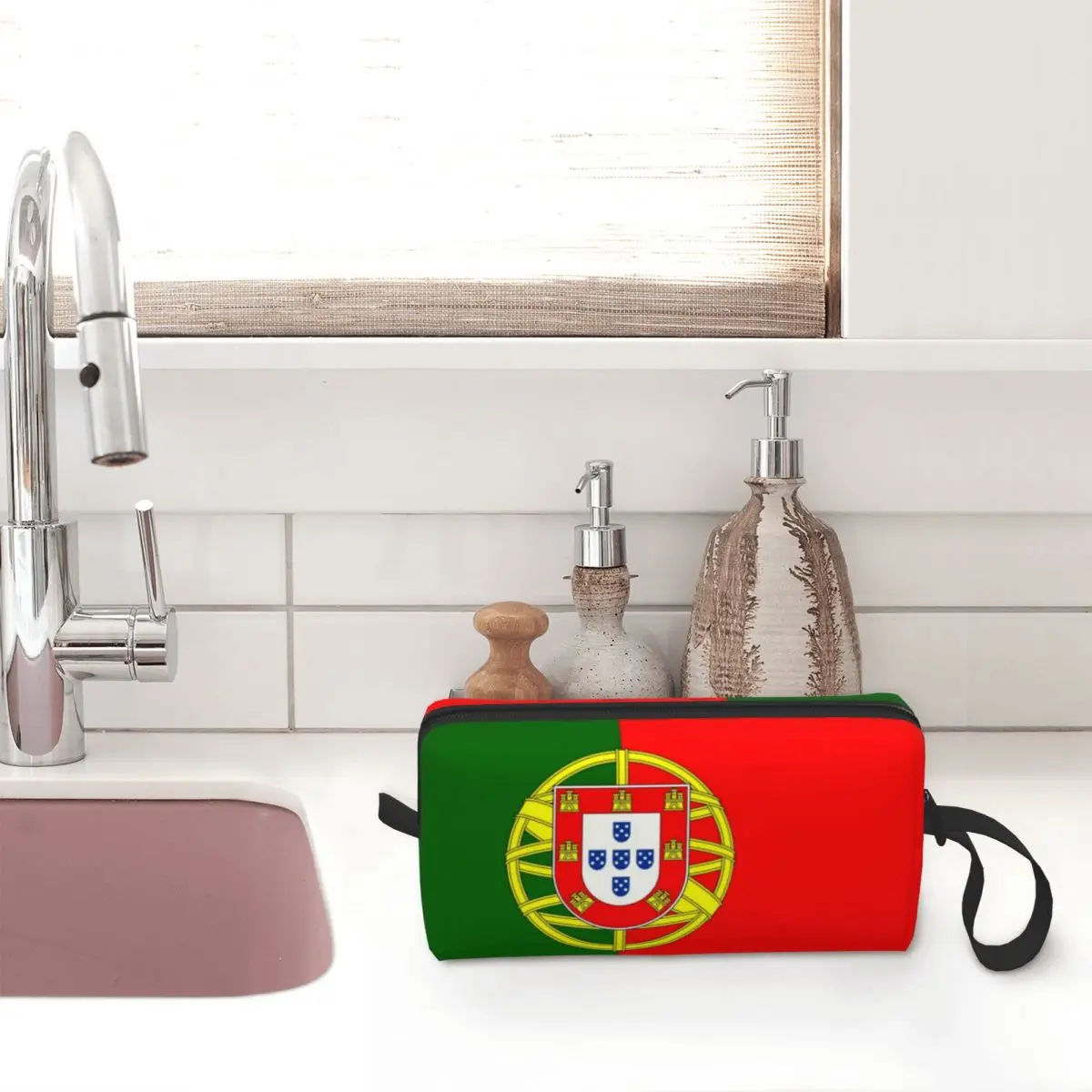 Custom Flag Of Portugal Toiletry Bag for Women Portuguesa Patriotic Makeup Cosmetic Organizer Ladies Beauty Storage Dopp Kit Box