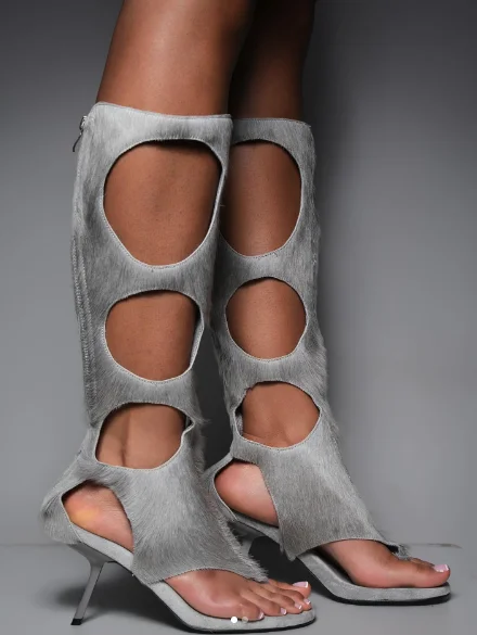 2026 Sandalias de tacón alto de lujo para mujer, con diseño hueco de pelo de caballo, novedad de verano, botas altas de diseñador en gris/negro/marrón, zapatos de fiesta
