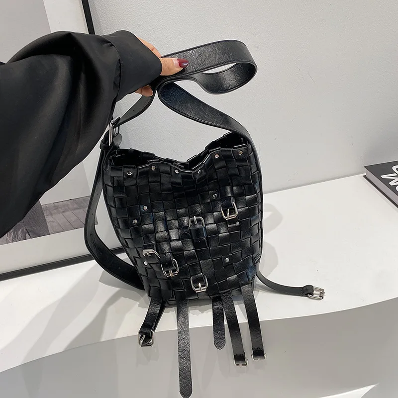 Bolso de hombro tejido con diseño de marca de moda para mujer, bandolera versátil de cuero Pu de alta calidad, 2024