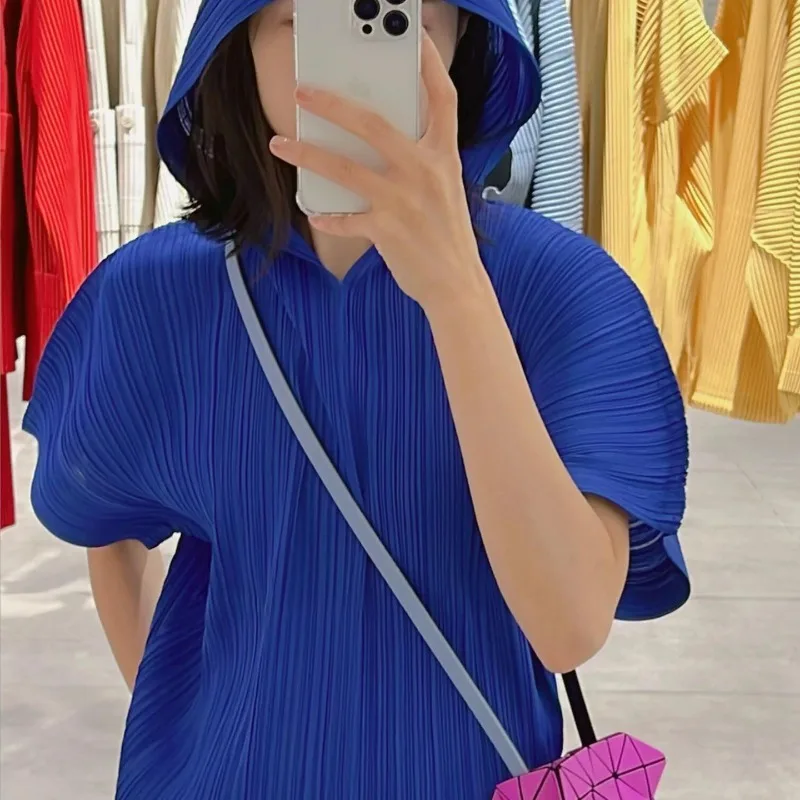 Felpa con cappuccio a pieghe Miyake 2025 Autunno Nuova maglietta versatile slim a maniche corte Felpa con cappuccio con pieghe alla moda da donna