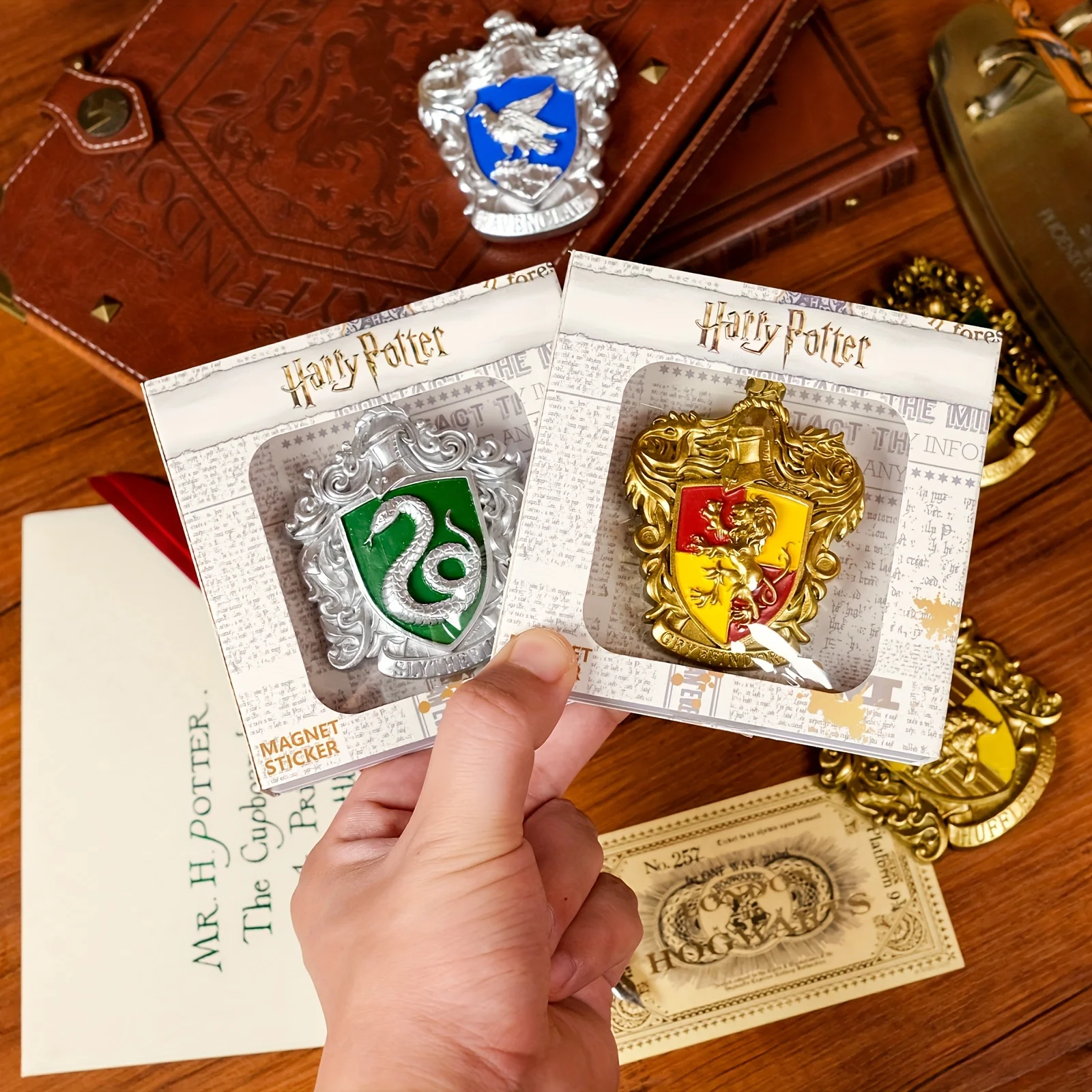 Harry Potter Hogwarts House Crests Fridge s - Resina y logotipos, colores de casa icónicos, fácil despegar y pegar para el hogar, el dormitorio, la decoración de la oficina