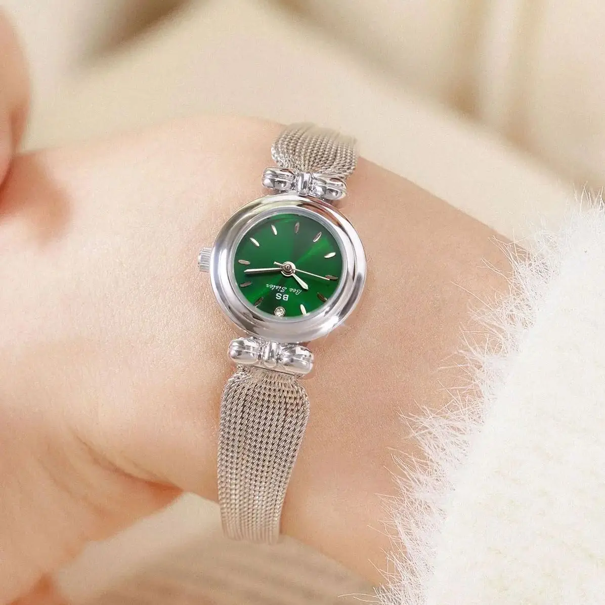 Light Luxury Fashion Women's Watches Simple Elegant Temperament Circular Dial Quartz Ladies Watch Wheat Shaped Strap Wristwatch