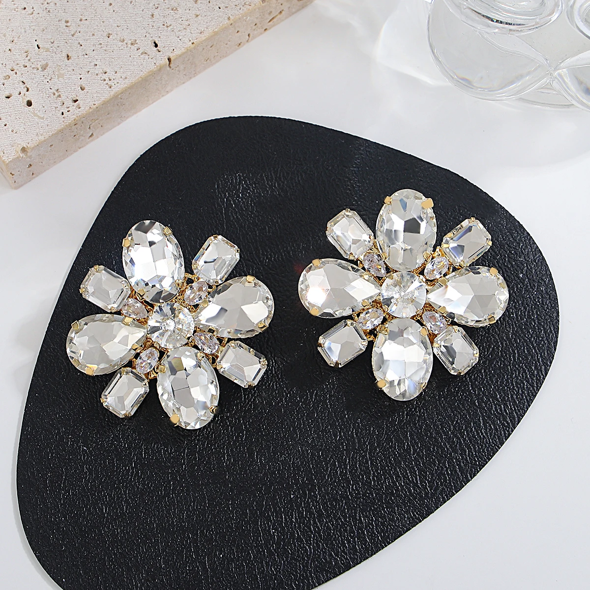 

Freetry Exaggerated Big Crystal Flower Stud Earrings for Women Shiny Rhinestone Zircon Sweet Ear Clip Fashion Wedding Party Jewe