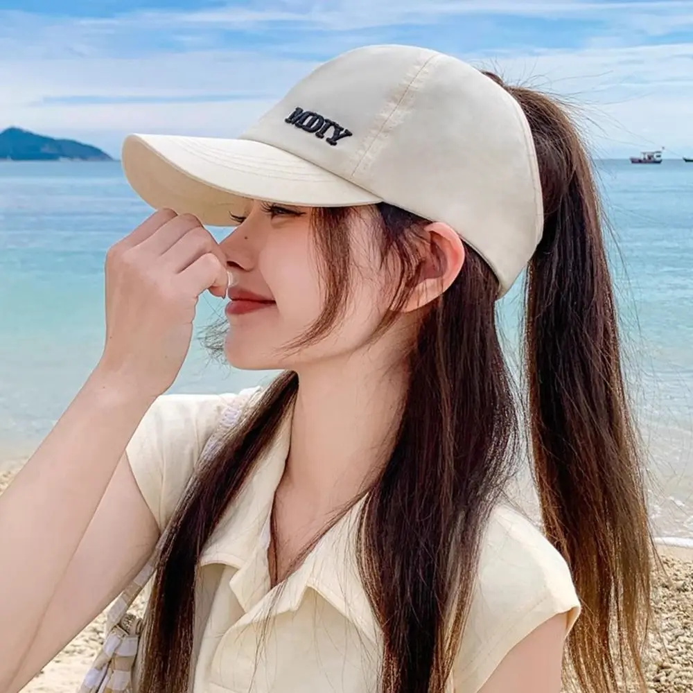 Nuevo Sombrero de cola de caballo de Color sólido para mujer, gorra ajustable de secado rápido con visera, sombrero para el sol medio hueco, verano