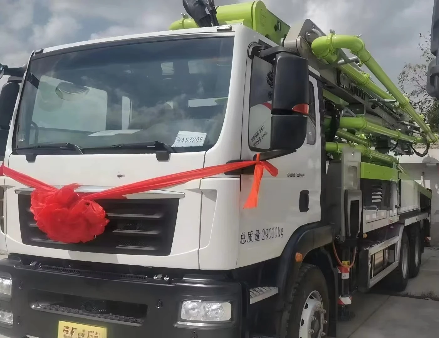 China Top Brand New Concrete Pump Truck  43m High Pressure Cement Boom Pump with Remote Control for Construction