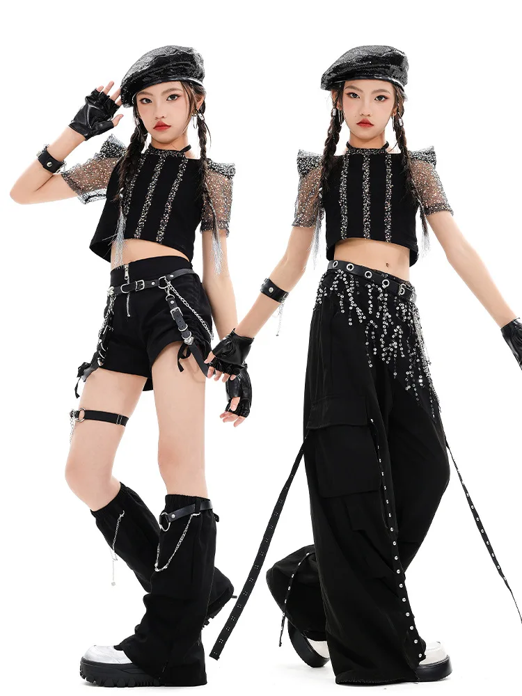 ชุดเสื้อผ้าฮิปฮอปสำหรับเด็กผู้หญิง เสื้อครอปสีดำ กางเกงคาร์โก้ขาสั้น ชุดสตรีทแวร์ปักเลื่อมสไตล์เคป๊อป ชุดแสดงแจ๊สสำหรับเด็กผู้หญิง
