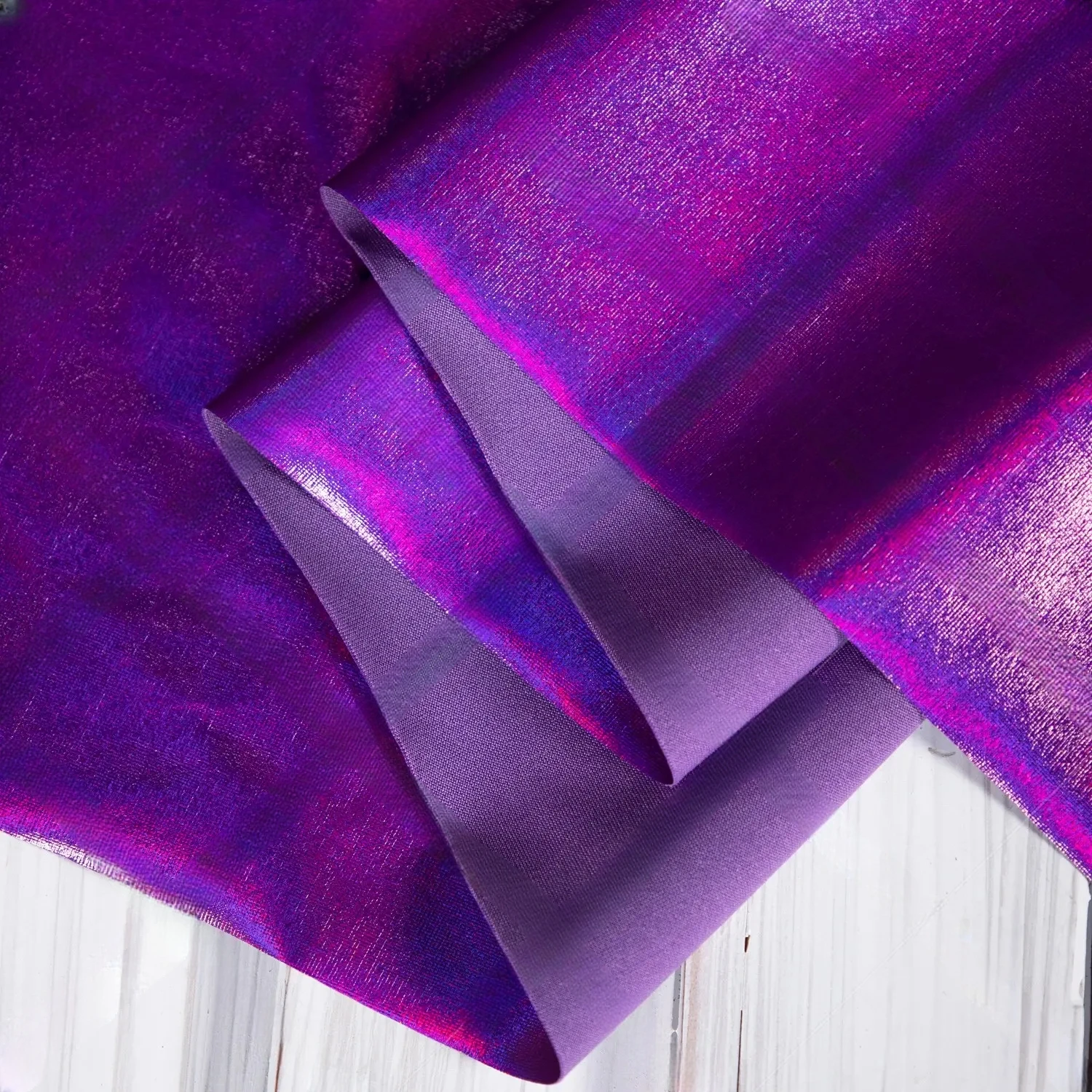 Tessuto Spandex iridescente viola lucido elastico per materiale da cucito fai da te abito da sposa indumento largo 150cm venduto al metro