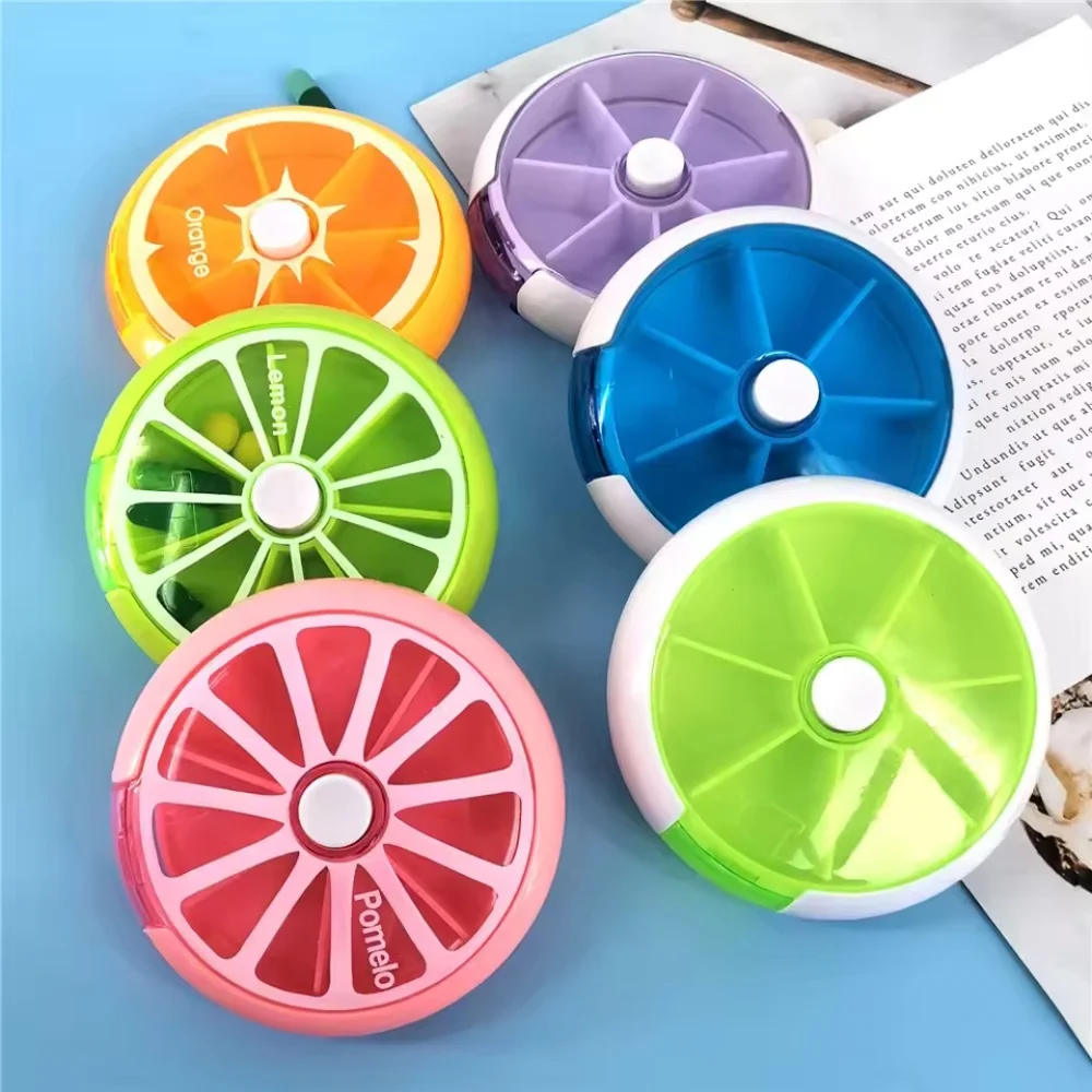 Image of Niedliche Tragbare Mini 7-Fächer Pillendose in Fruchtform Runde Drehbare Transparente Medikamentenaufbewahrungsbox mit Versiegeltem Deckel