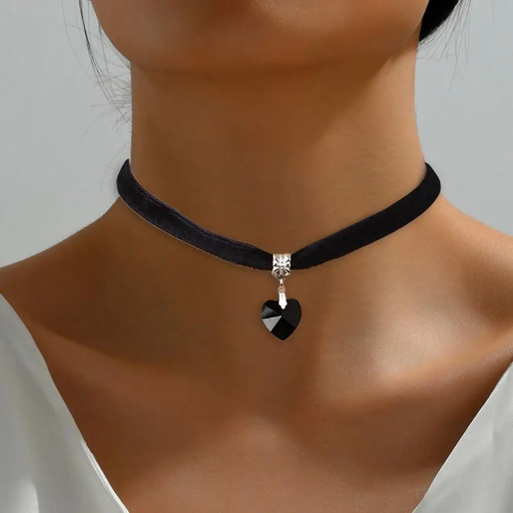 Retro Vintage Gothic Chocker Harajuku Love Heart Chokers Goth Black Velvet Heart Crystal Pendant Choker Necklace