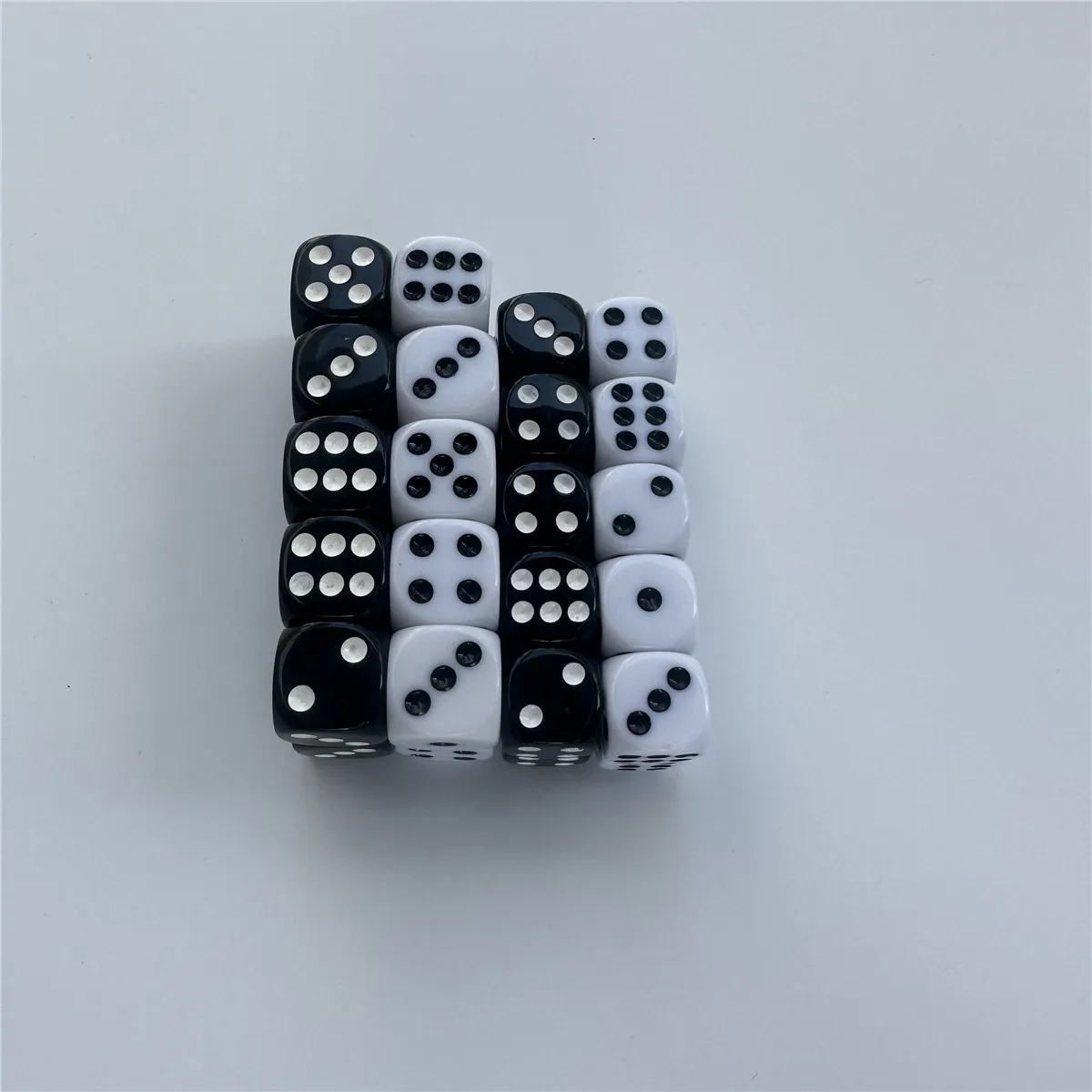 

100 шт./лот набор костей 14/16 мм белый черный точечный питьевые кости акриловые белые круглые углы D6 точечные кости для клуба Искусственные кости