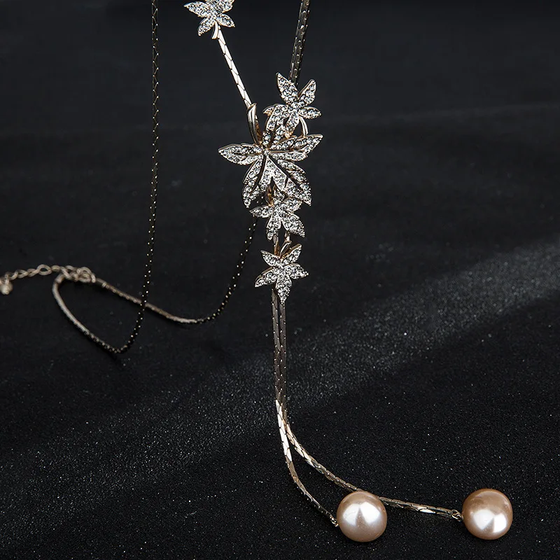 

The new leaf necklace is a versatile accessory for women's autumn and winter, paired with a fashionable sweater chain