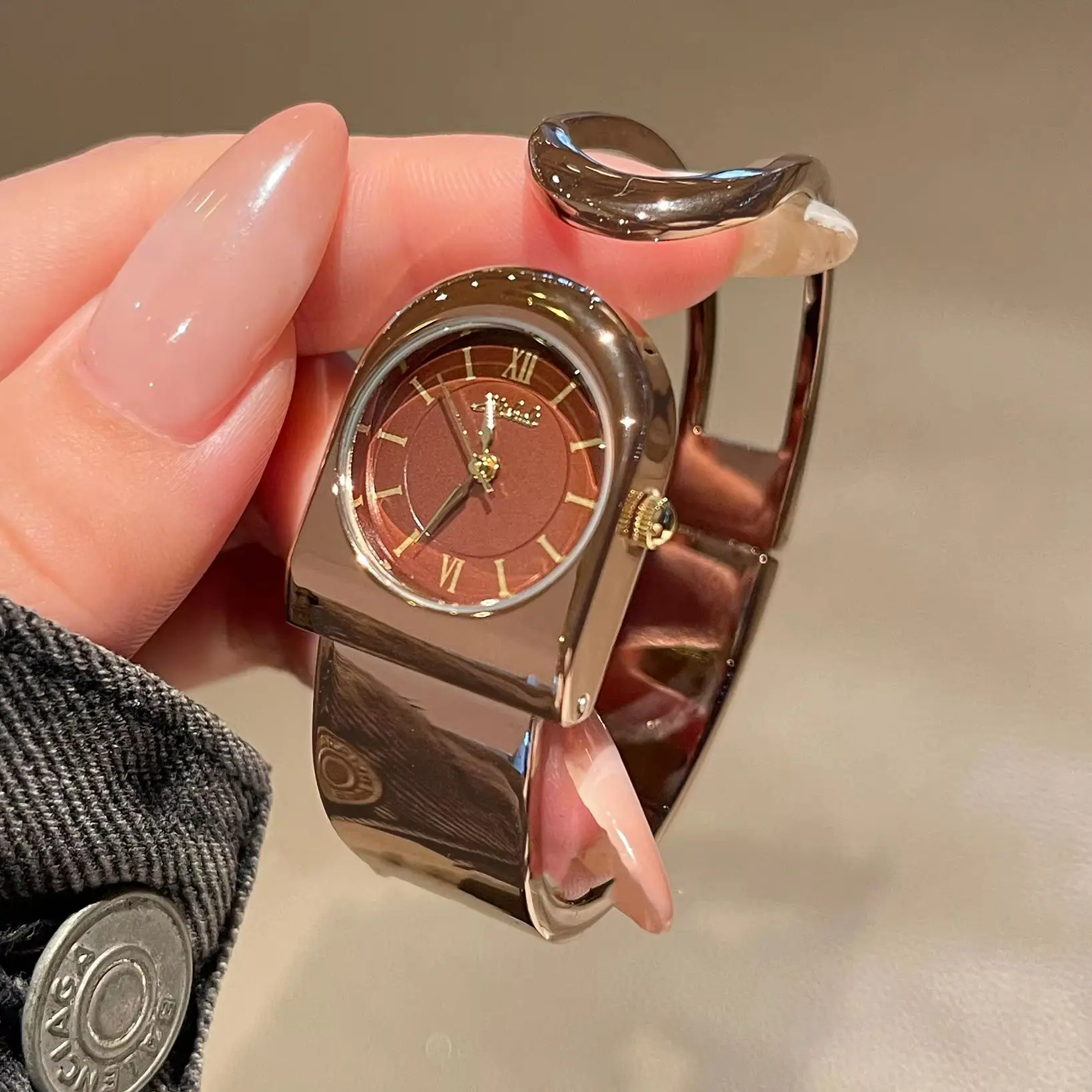 Vintage Women's Retro Roman Numeral Dial Open Cuff Bracelet Watch Minimalist Quartz Wristwatch Daily Gift Clock