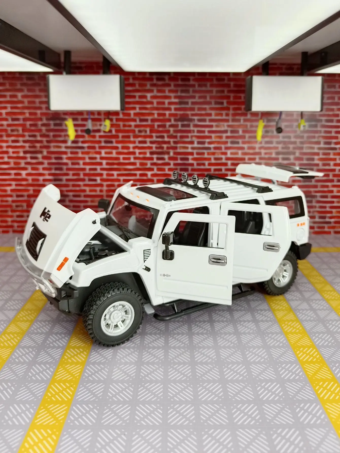 1:24 Hummer H2 veículo off-road modelo de liga ornamento, feedback de som e luz, brinquedo de metal infantil, presente de aniversário