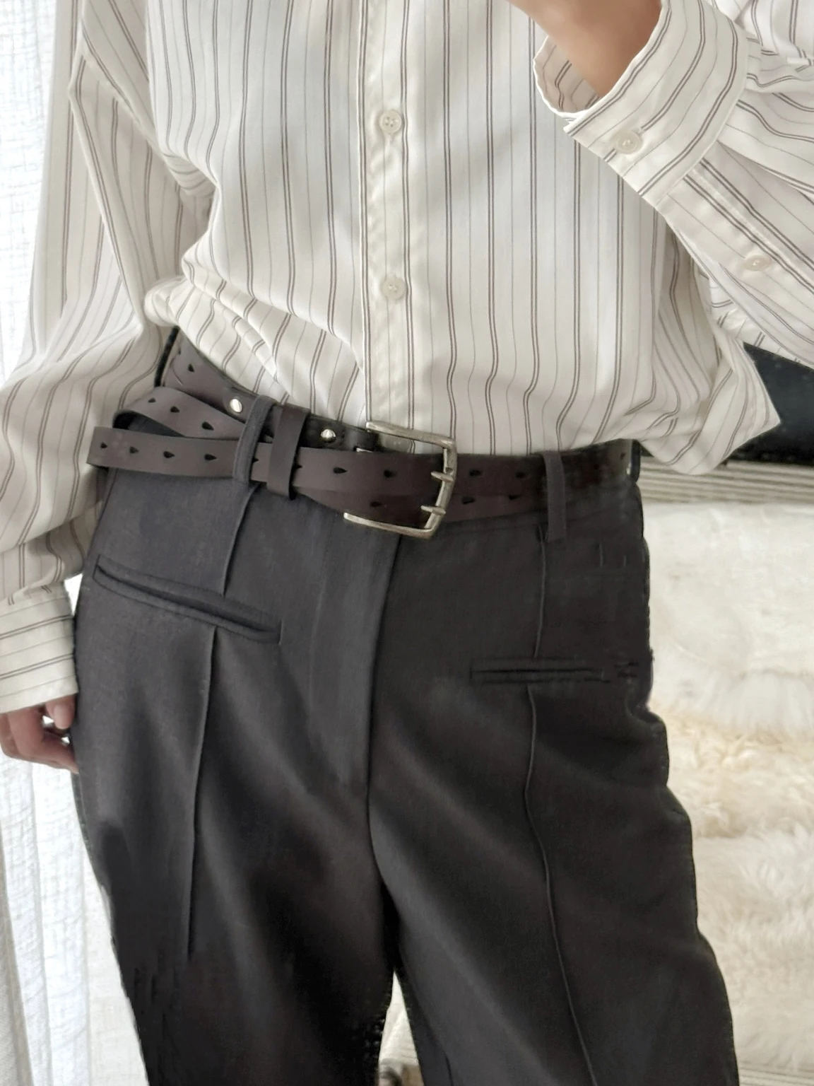 ダブルロウボタンデザインレザーベルト非対称トップレイヤー牛革ファッショナブルなメンズベルトヴィンテージ多用途カジュアルスタイル