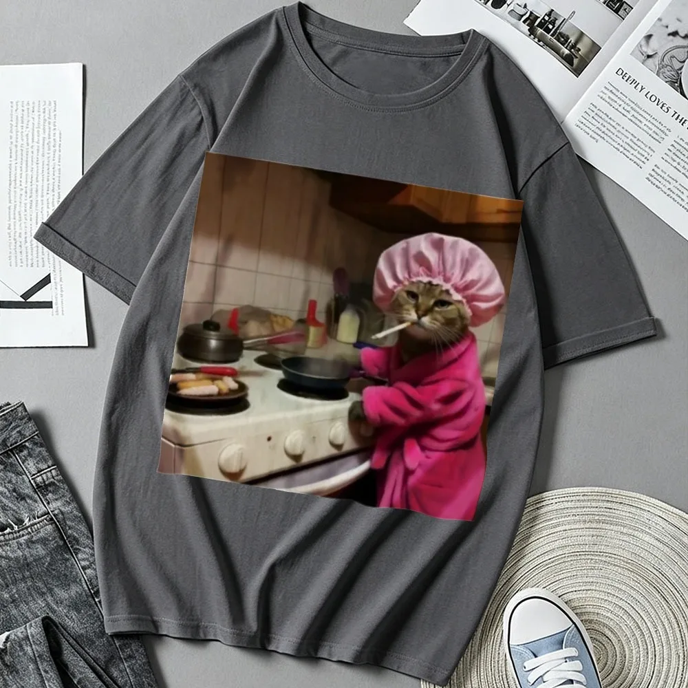 Funny Cooking Cat in Pink Robe Bonnet Meme Graphic Print Cotton T‑Shirt Casual Loose Streetwear Top Novelty Humor Aesthetic Tees
