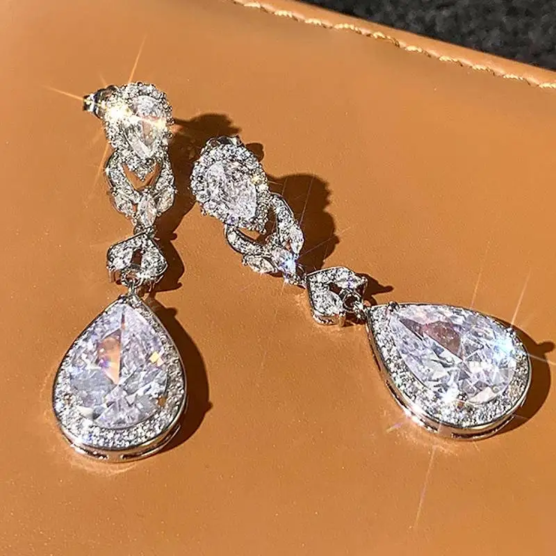 Huitan Damen-Ohrringe mit hellem Zirkonia, bezauberndes Damen-Accessoire für Party, Verlobung, trendiger, täglicher, schicker Schmuck