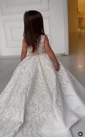 MisShow Anpassade Glittriga Enaxlade Brudnäbbsklänningar med Släp - Pärlbelagda Festklänningar för Bröllopsfesten 8 best sales brudtärnaklänning med släp - №1