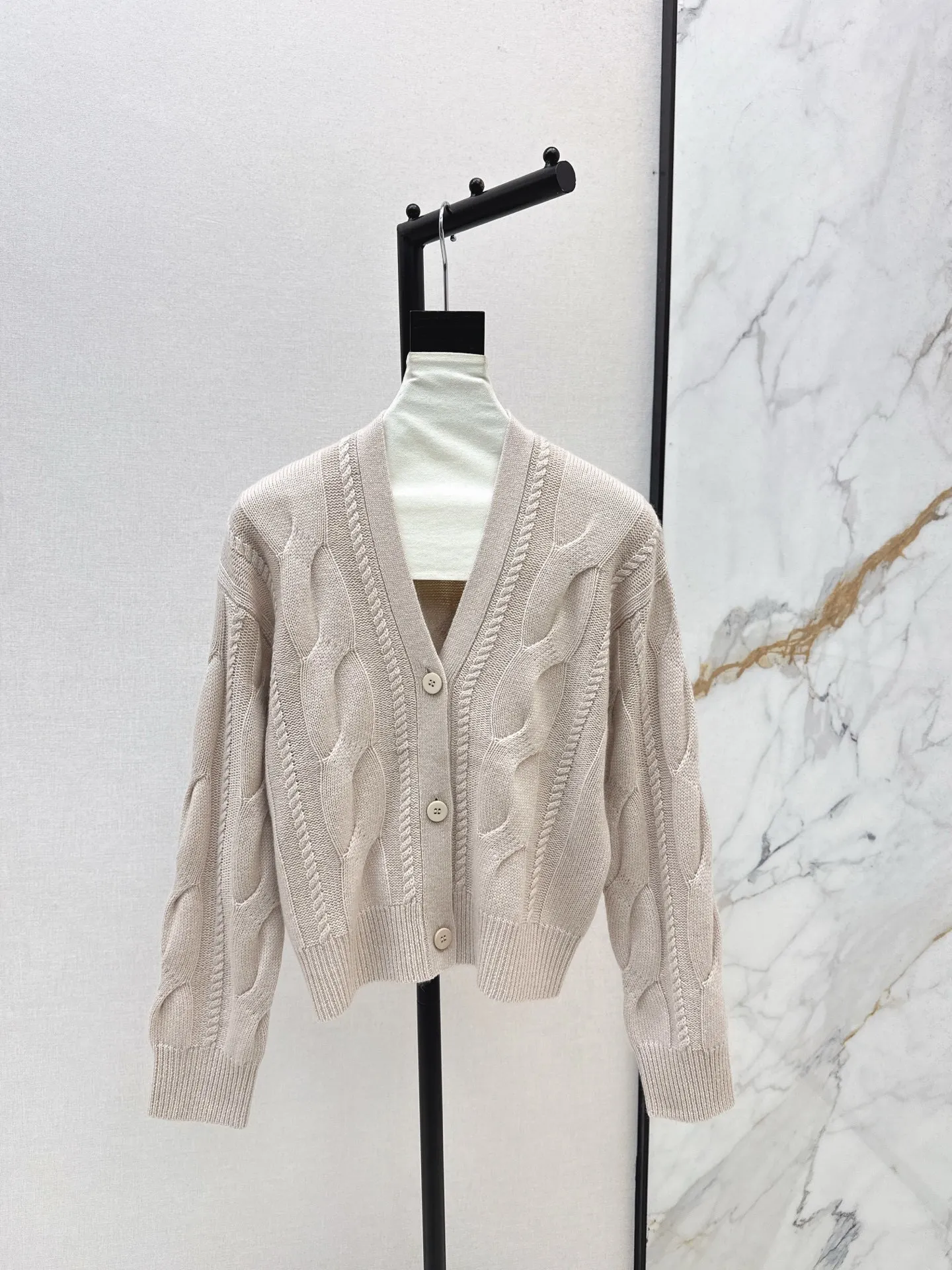 

High quality new autumn and winter women's V-neck long sleeved knitted cardigan, simple and loose top jacket