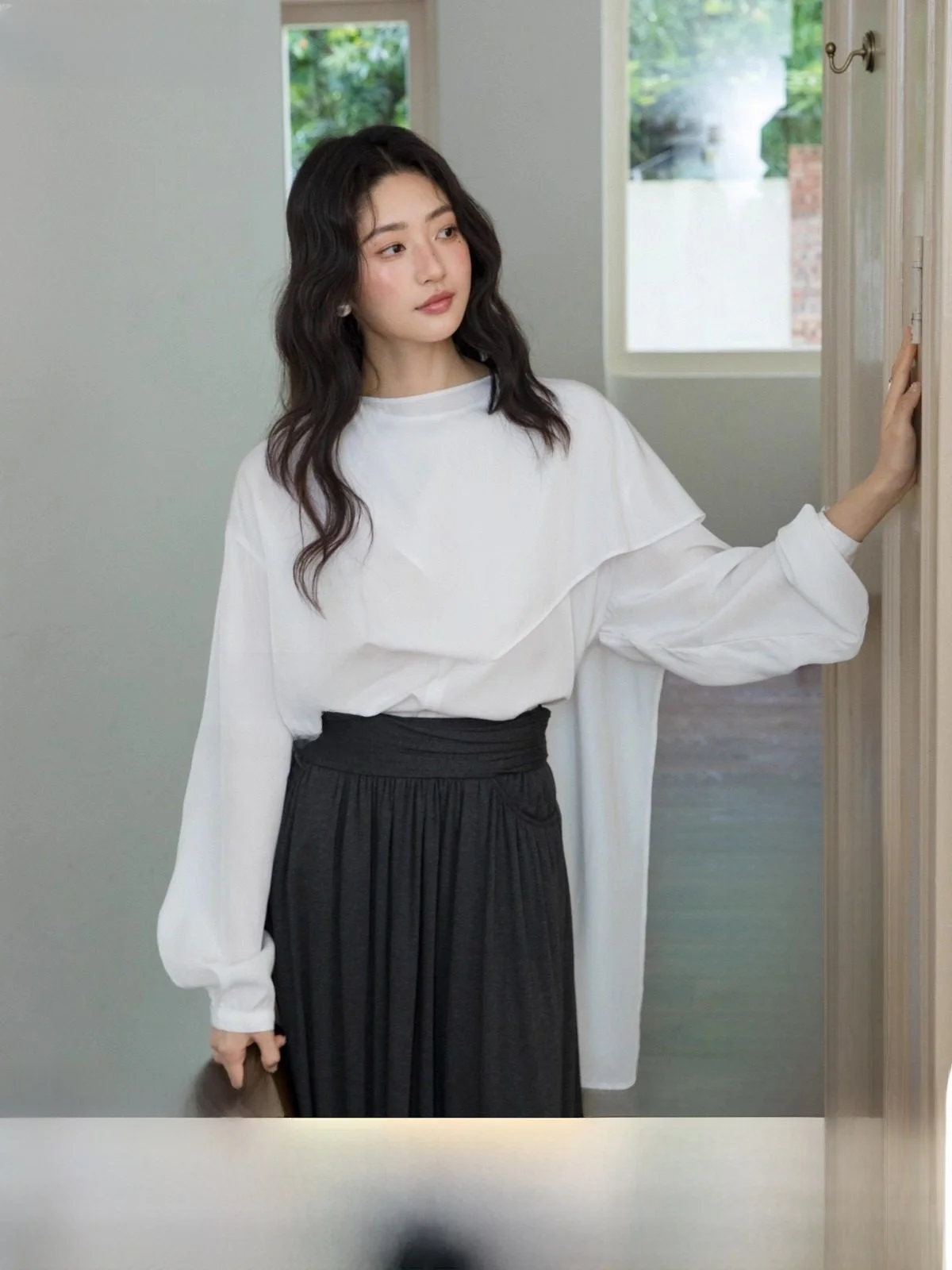 

Нежная атласная блузка из ацетата белого цвета для женщин, осенняя коллекция 2025, новинка, французский стиль, свободный крой, длинный рукав