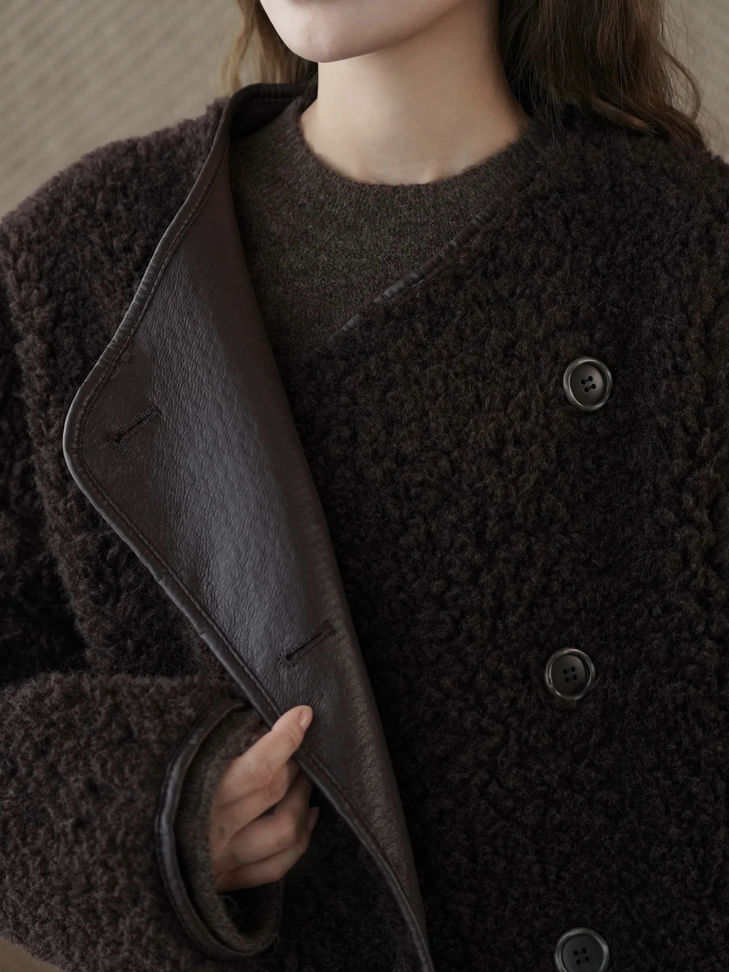 Abrigo de lana suelto de cordero de felpa con diseño de botones y tapeta diagonal de invierno para mujer