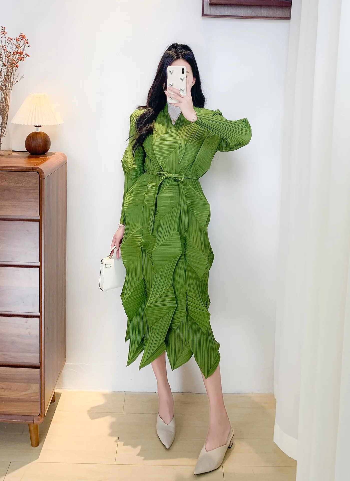 มิยาเกะชุดสีทึบ 2025 ฤดูใบไม้ผลิและฤดูร้อนใหม่หลวมเจ็ดในสี่แขนรอบคออารมณ์มือจีบกระโปรงยาว