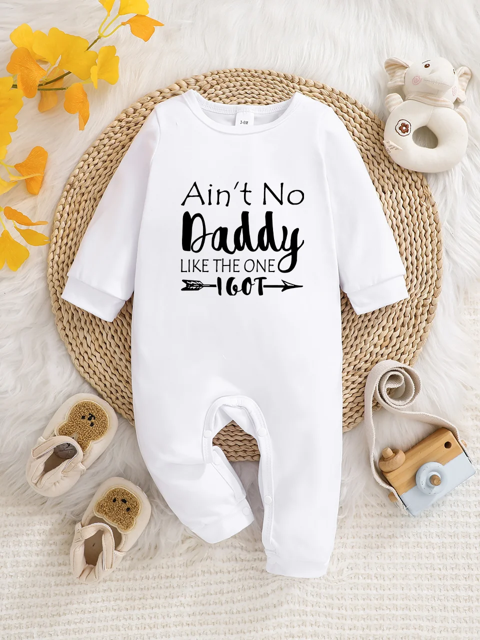 Ein langärmeliger Baby-Strampler mit interessanten Buchstaben-Prints. Es verfügt über ein Knopfverschluss-Design für einfaches An- und Ausziehen, und